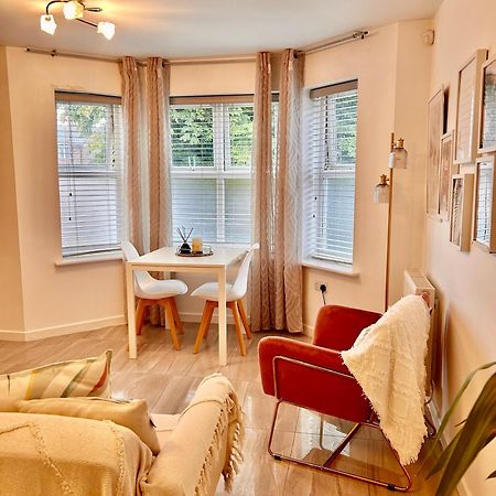 Modern 2 Bed Apartment With Free Parking And Netflix Dawley Exterior foto