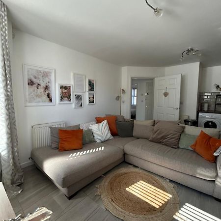 Modern 2 Bed Apartment With Free Parking And Netflix Dawley Exterior foto