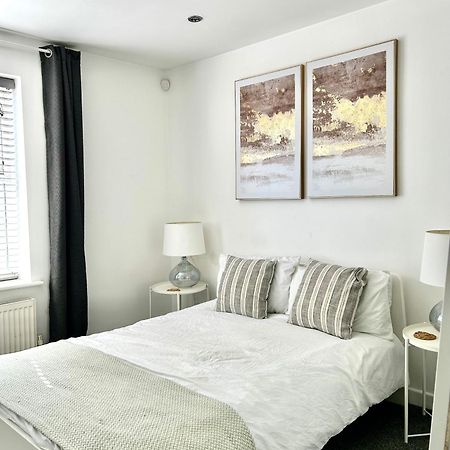 Modern 2 Bed Apartment With Free Parking And Netflix Dawley Exterior foto