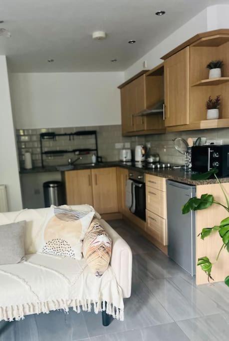 Modern 2 Bed Apartment With Free Parking And Netflix Dawley Exterior foto