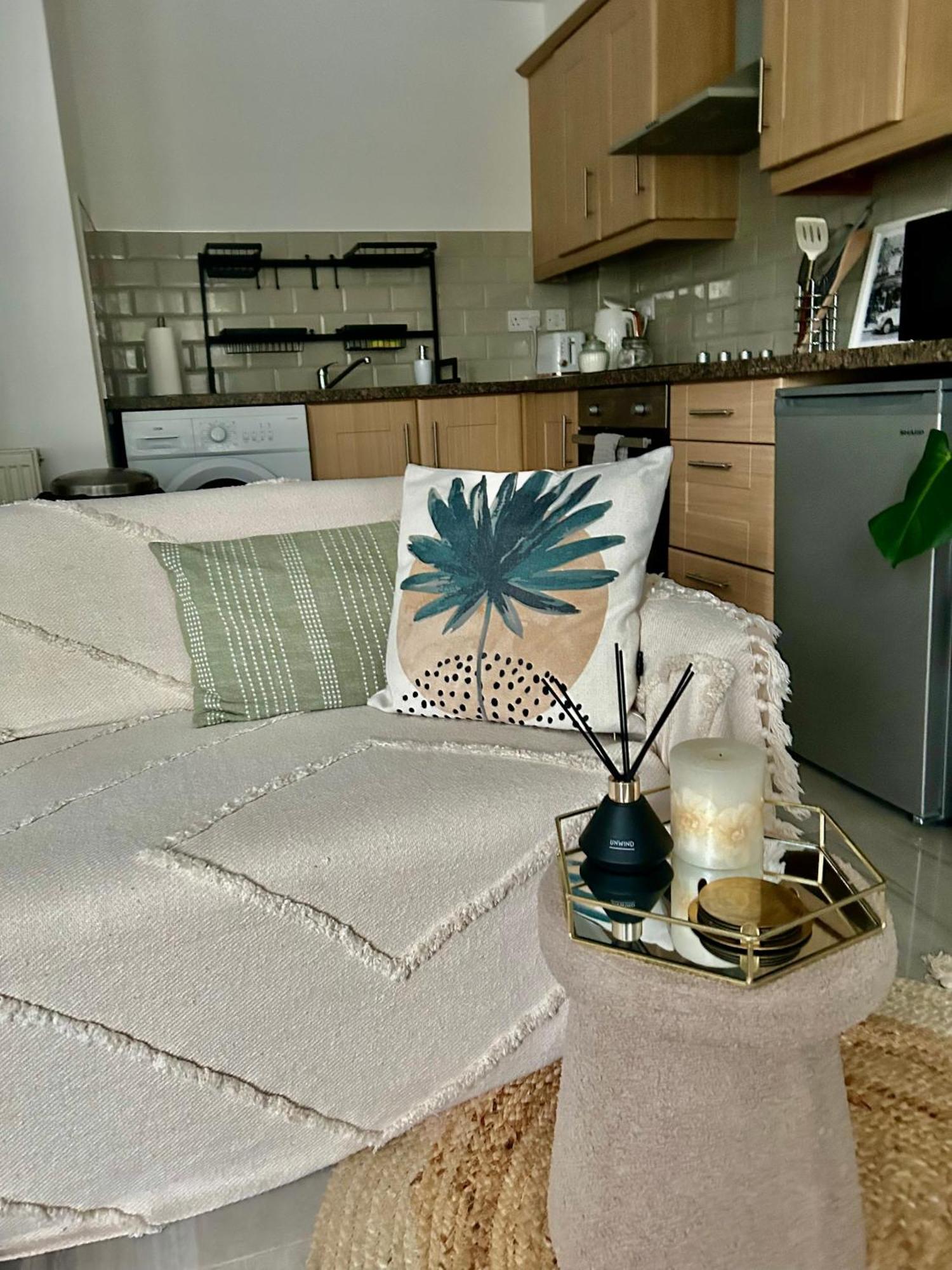 Modern 2 Bed Apartment With Free Parking And Netflix Dawley Exterior foto