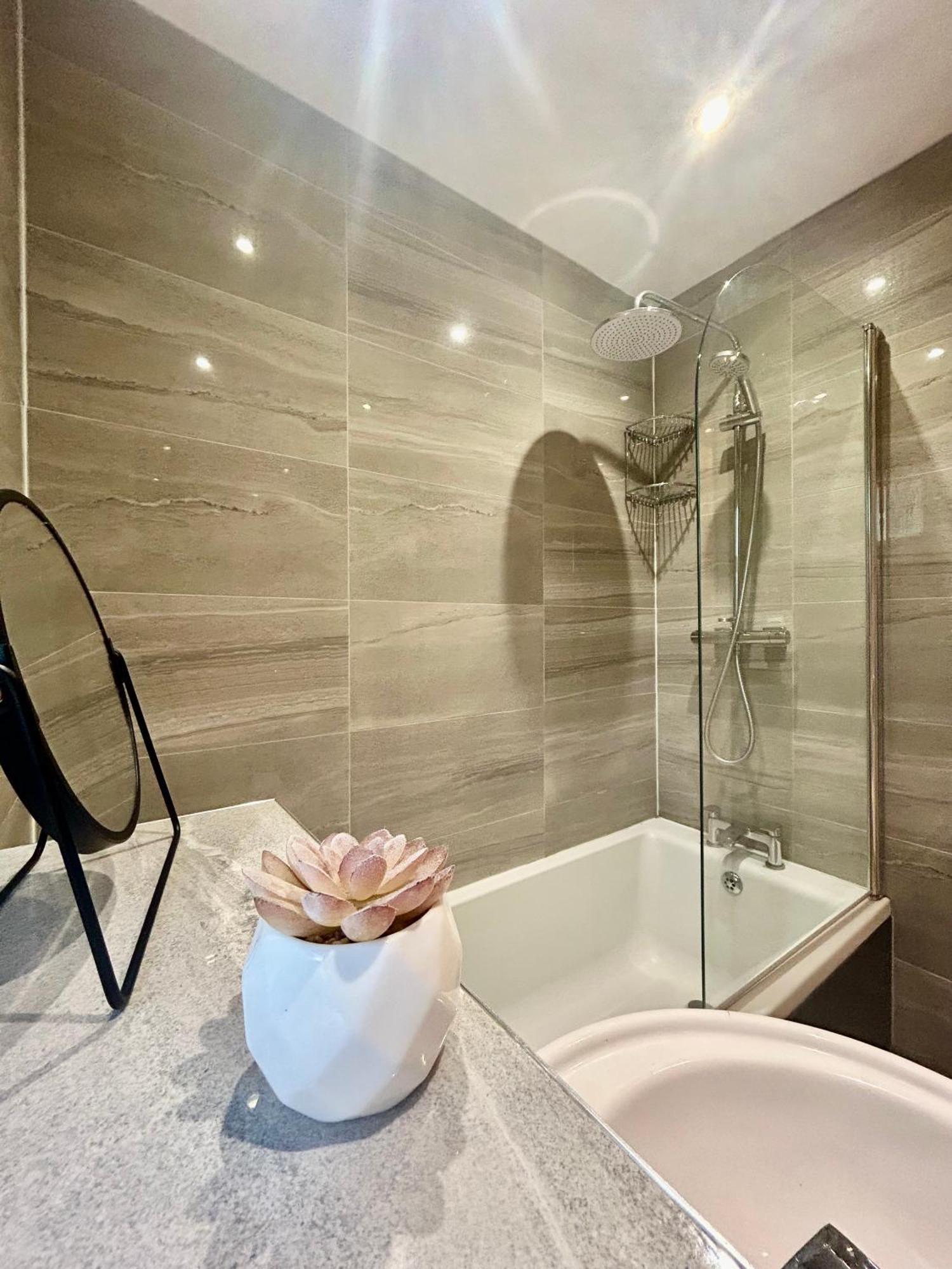 Modern 2 Bed Apartment With Free Parking And Netflix Dawley Exterior foto