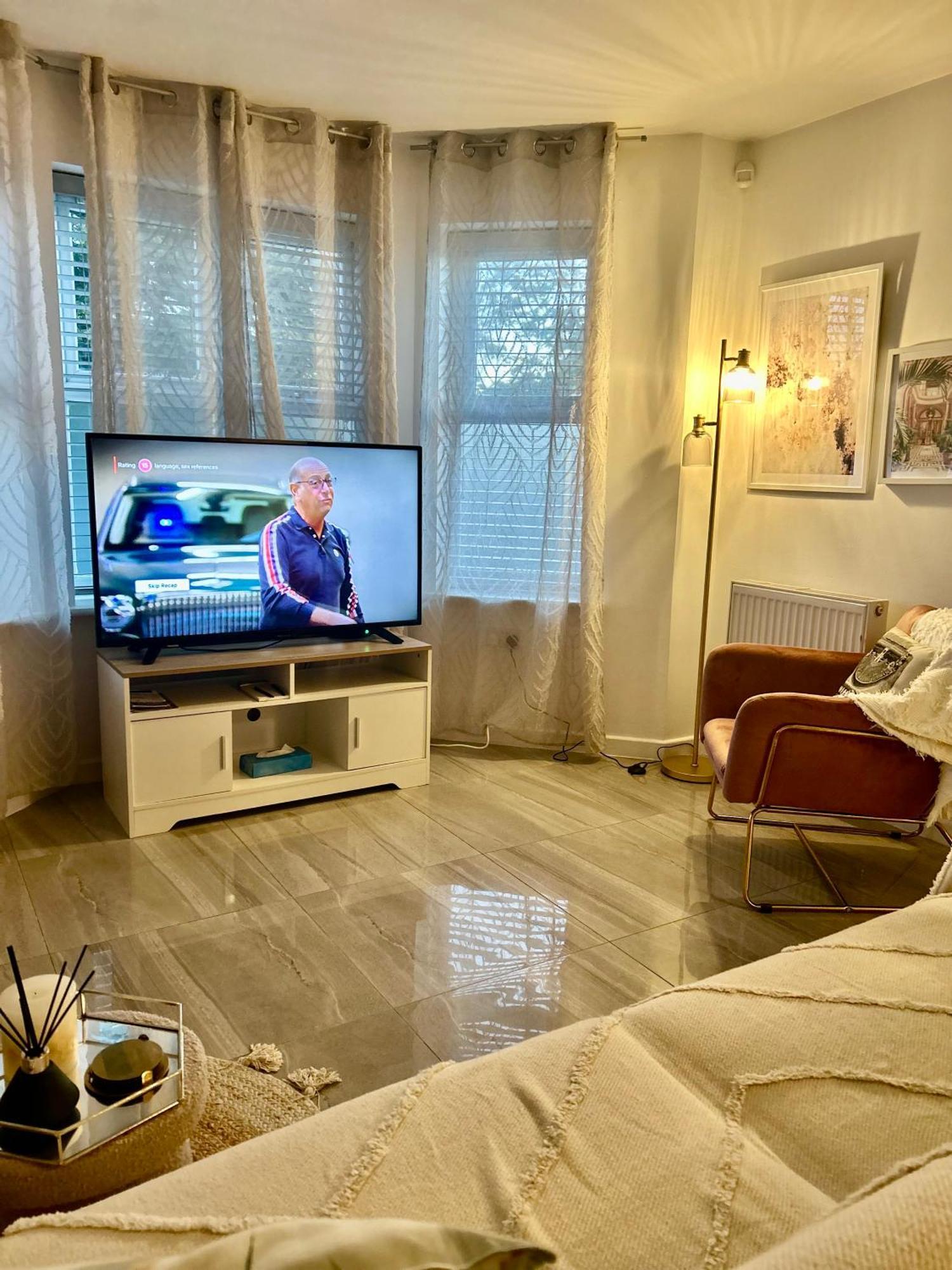 Modern 2 Bed Apartment With Free Parking And Netflix Dawley Exterior foto
