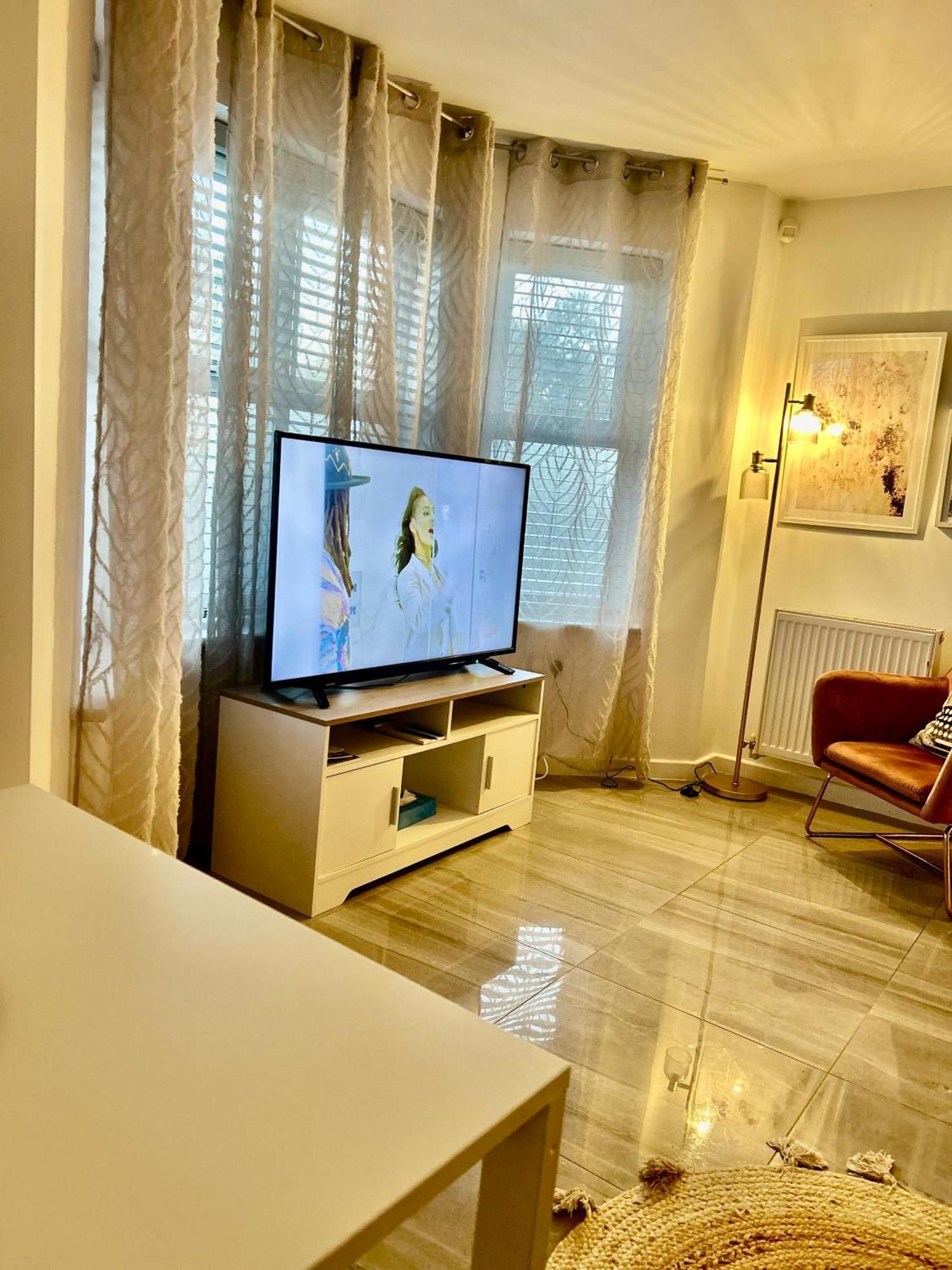 Modern 2 Bed Apartment With Free Parking And Netflix Dawley Exterior foto