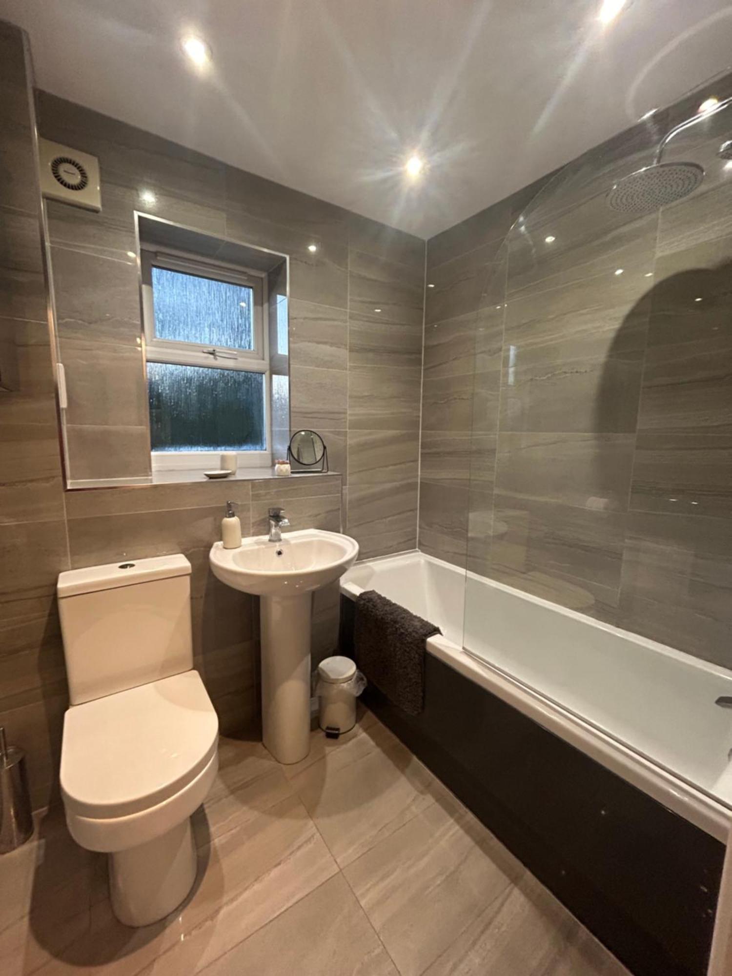 Modern 2 Bed Apartment With Free Parking And Netflix Dawley Exterior foto