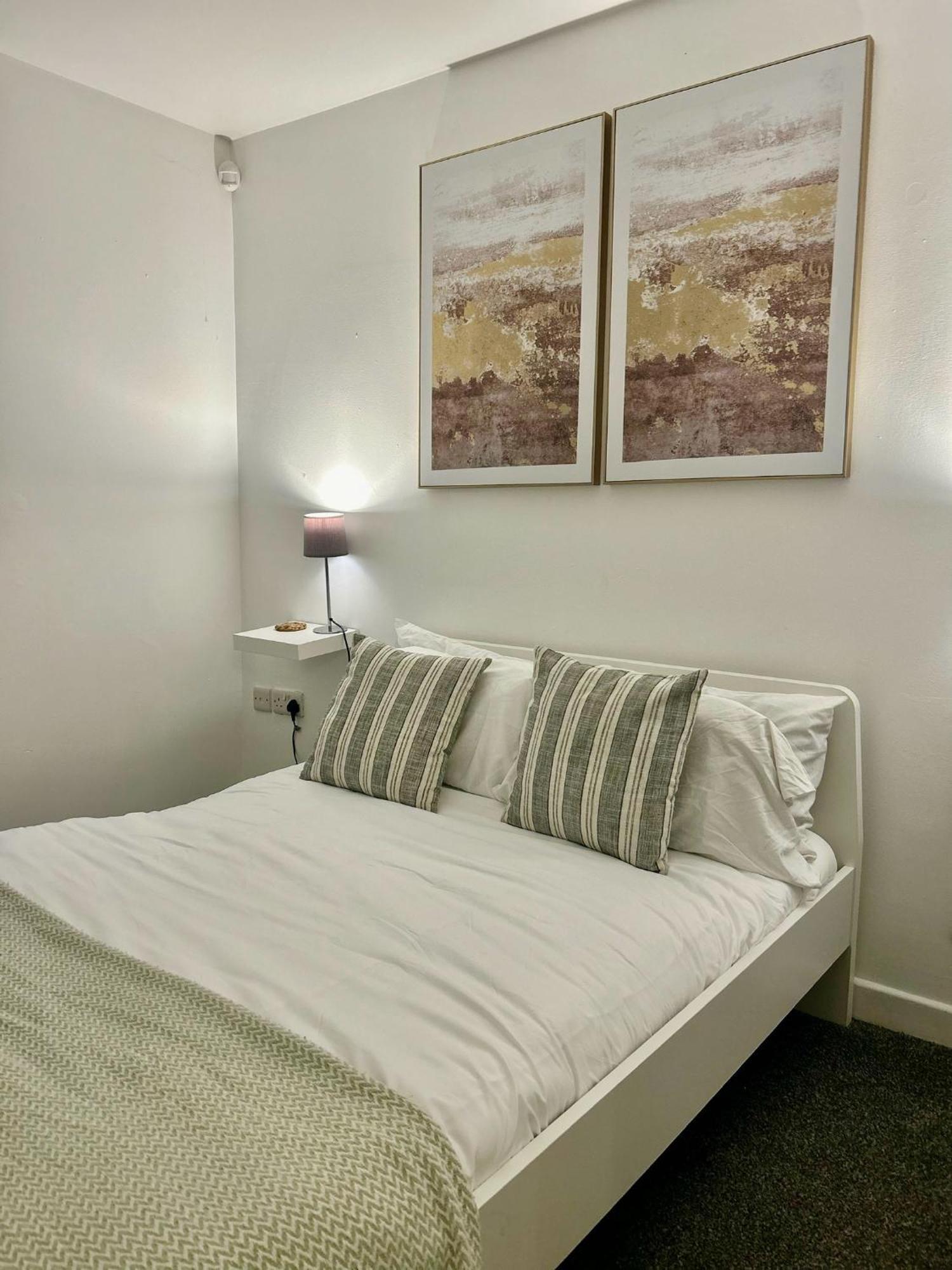 Modern 2 Bed Apartment With Free Parking And Netflix Dawley Exterior foto