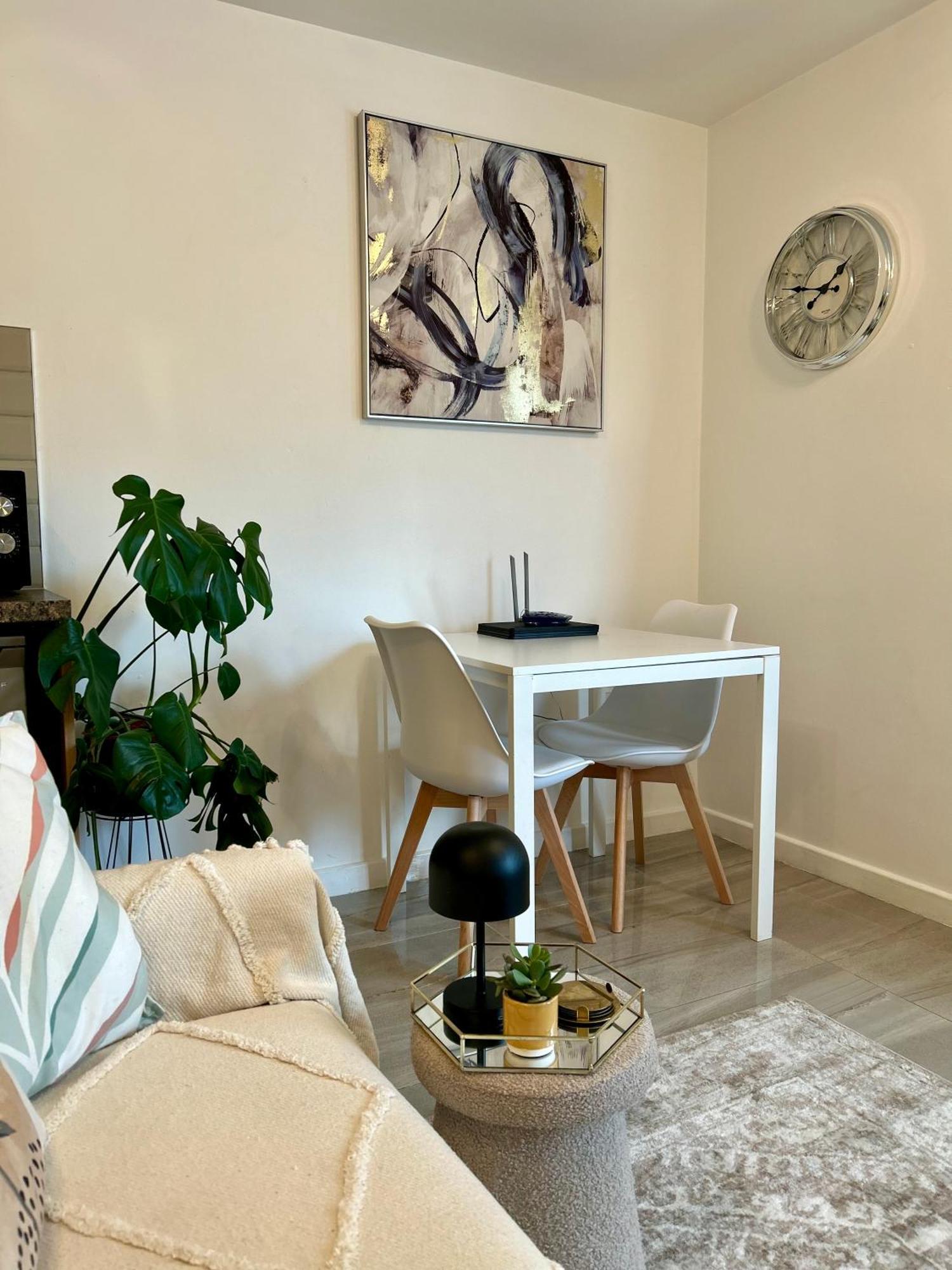 Modern 2 Bed Apartment With Free Parking And Netflix Dawley Exterior foto