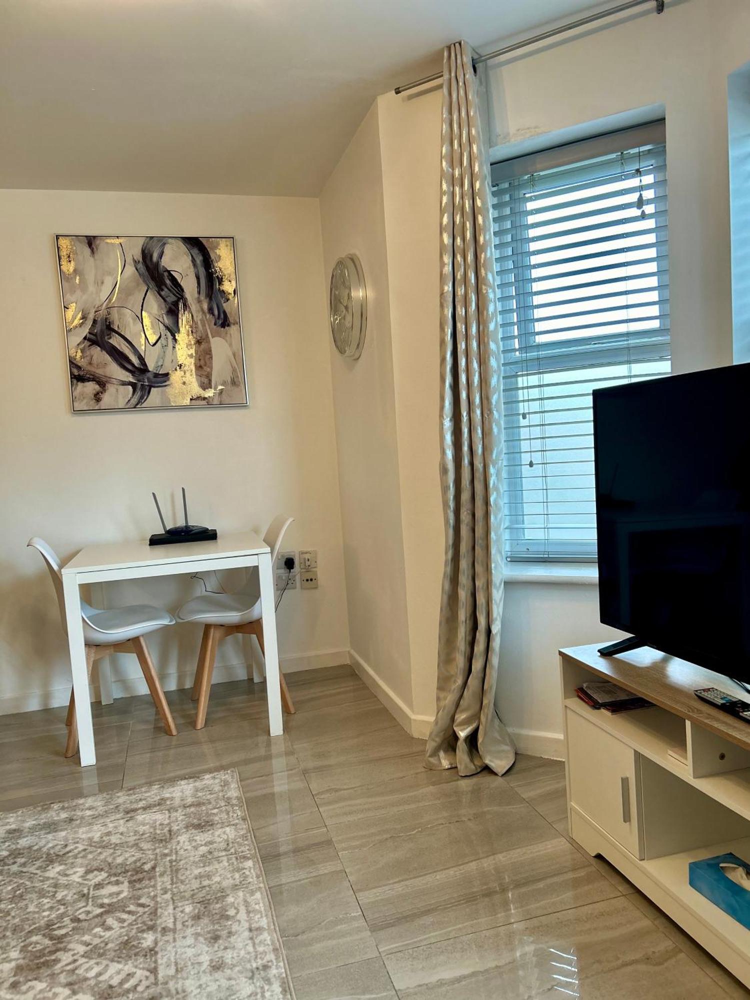 Modern 2 Bed Apartment With Free Parking And Netflix Dawley Exterior foto
