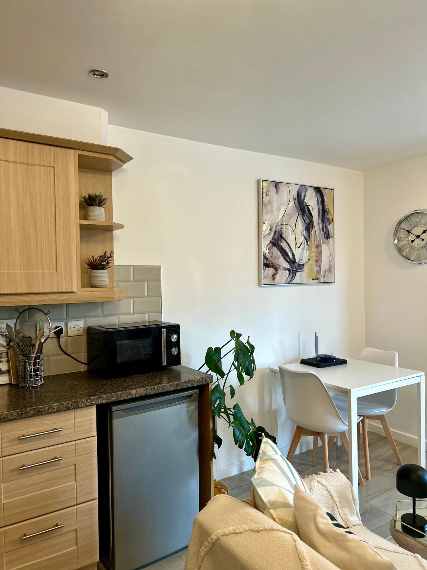 Modern 2 Bed Apartment With Free Parking And Netflix Dawley Exterior foto