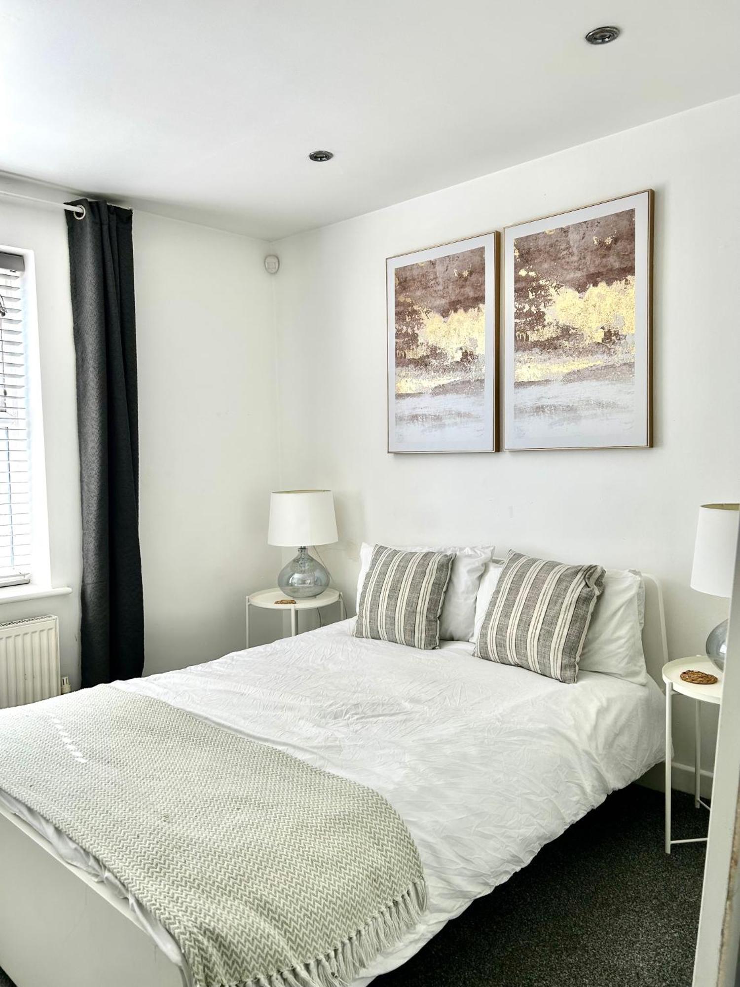 Modern 2 Bed Apartment With Free Parking And Netflix Dawley Exterior foto