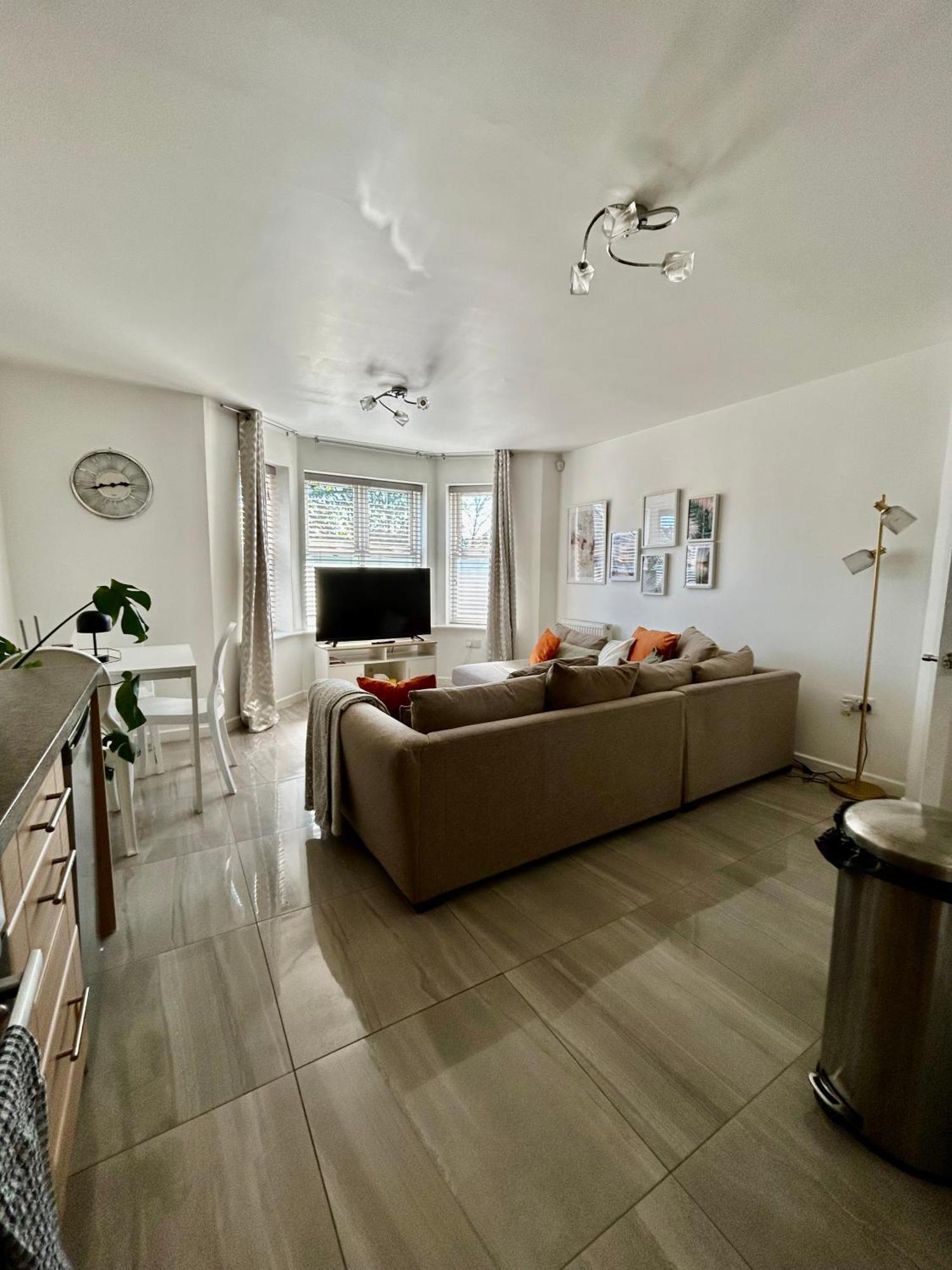 Modern 2 Bed Apartment With Free Parking And Netflix Dawley Exterior foto